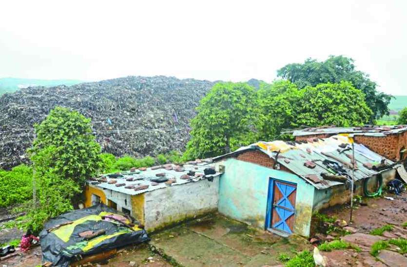 Pile of garbage grown from homes in Amavani अमावनी में घरों से बड़े हो गए कचरा के ढेर, सांस लेना दूभर