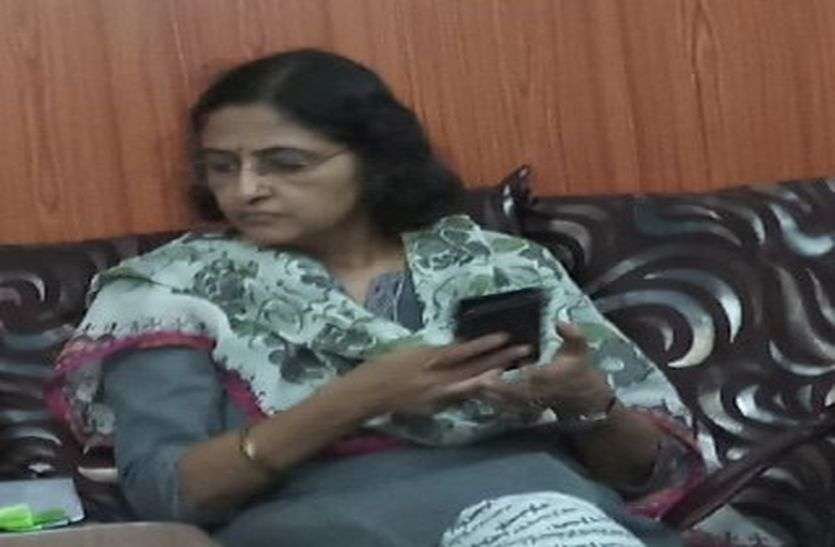 'It is embarrassing, not a female doctor in a government hospital ‘यह शर्मनाक है, सरकारी अस्पताल में महिला चिकित्सक नहीं, पुरुष जीएनएम करवाते हैं प्रसव’
