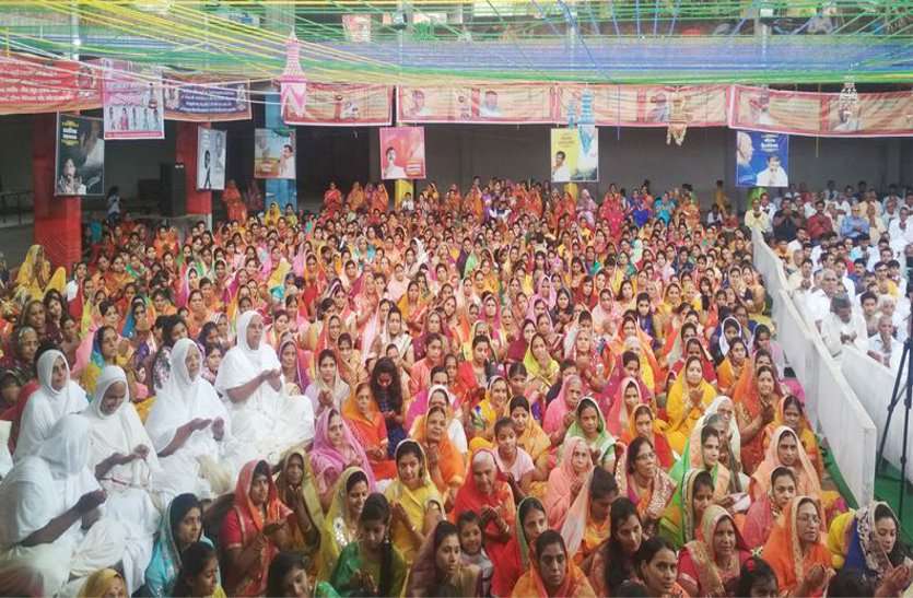 patrika पर्युषण पर्व : भगवान महावीर का जन्मवाचन, त्रिशला नंदन के जयकारों से गूंजा मंदिर