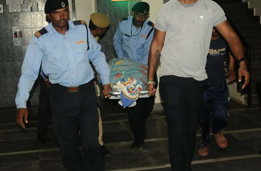 Nursing student hanging herself in aiims एम्स के छात्रावास में नर्सिंग की छात्रा ने फंदा लगाया