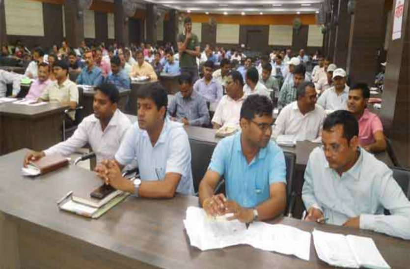 Azamgarh Meeting खुले में शौच मुक्त करने के लिये अधिकारियों को अब मिला ये निर्देश, और साथ में चेतावनी