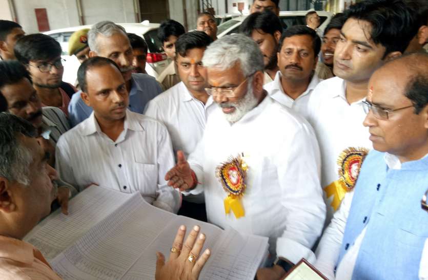 transport minister rebuffs officials in kanpur hindi news मंत्री स्वतंत्रदेव सिंह बस में बैठकर पहुंचे वर्कशाप, अव्यवस्था देख जीएम से मांगा स्पष्टीकरण