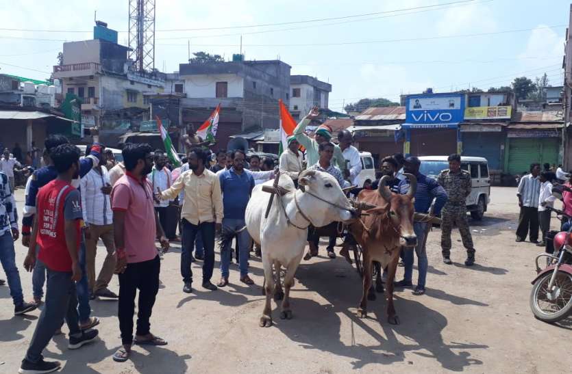 कांग्रेस कर रही ये अनोखा प्रदर्शन कोण्डागांव में दुकानें व स्कूल बंद, इधर भारत बंद में कांग्रेस कर रही ये अनोखा प्रदर्शन