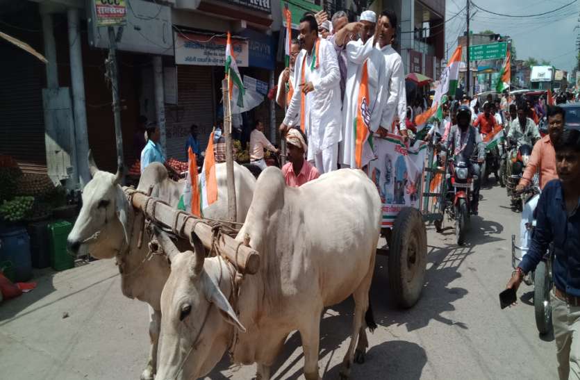 balrampur कांग्रेस का अनोखा प्रदर्शन, भारत बंद के लिए बैलगाड़ी का लिया सहारा