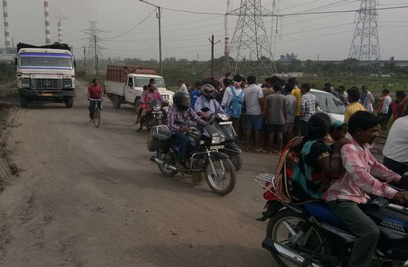 पिकअप सवार ग्रामीणों को कार से ओवरटेक कर तीन सिपाहियों ने रोका, ड्राइवर को पीटा, मांगे 10 हजार रुपए पिकअप सवार ग्रामीणों को कार से ओवरटेक कर तीन सिपाहियों ने रोका, ड्राइवर को पीटा, मांगे 10 हजार रुपए