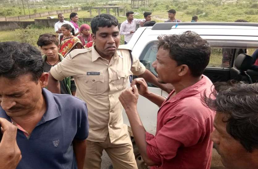पिकअप सवार ग्रामीणों को कार से ओवरटेक कर तीन सिपाहियों ने रोका, ड्राइवर को पीटा, मांगे 10 हजार रुपए