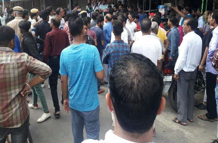 Market पेट्रोलियम मूल्यवृद्धि के विरोध में कांग्रेस ने करवाया बाजार बंद