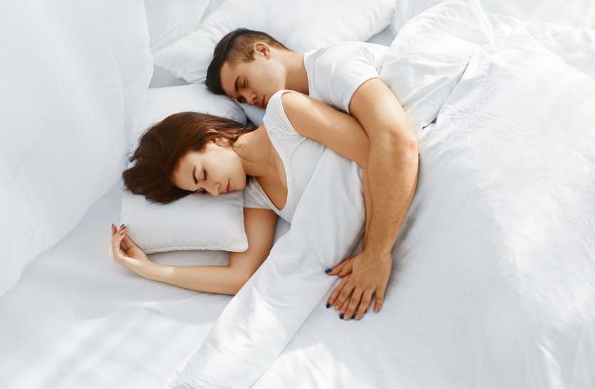 your sleeping position with partner says about your relationship हमबिस्तर होने के ये तरीके खोलते है आपके पार्टनर के सारे 'राज़', पति की चोरी पकड़ी जाती है तुरंत