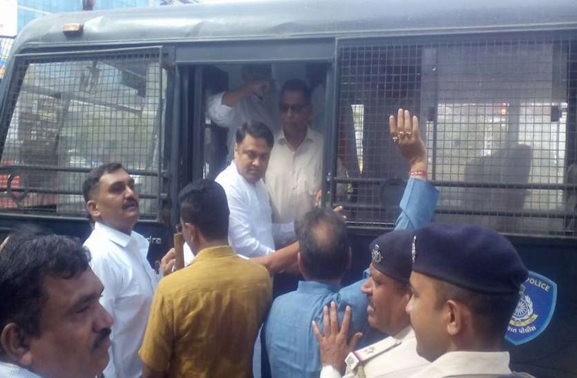 surat photo भरुच, नर्मदा एवं बारडोली में बंद का व्यापक असर