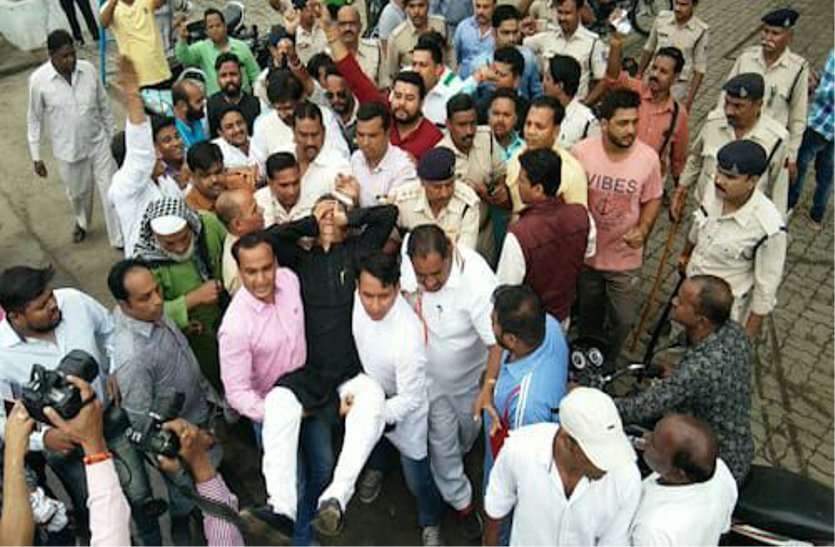 patrika video : भारत बंद के दौरान उज्जैन के पेट्रोल पंप पर तोडफ़ोड़, पुलिस से भी झूमाझटकी