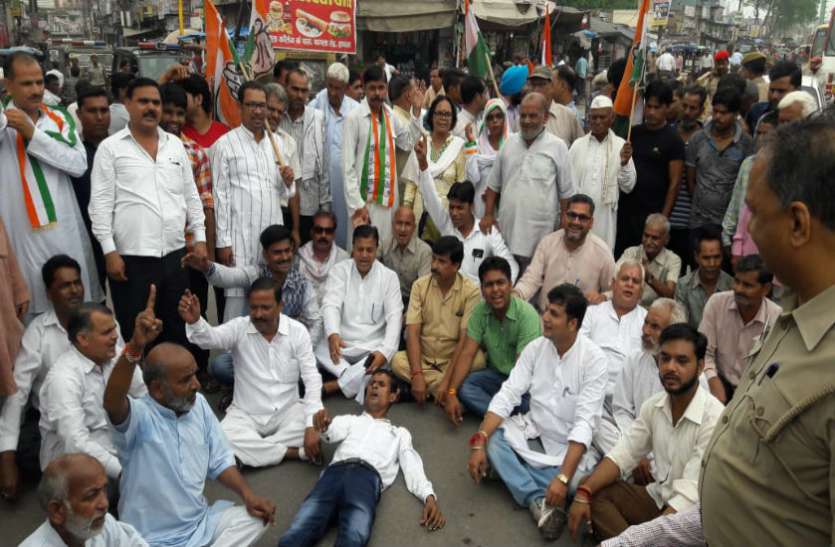 SC ST Protest कांग्रेस के भारत बंद का हाथरस में नहीं दिखा असर, कांग्रेसी भी नहीं जुट सके