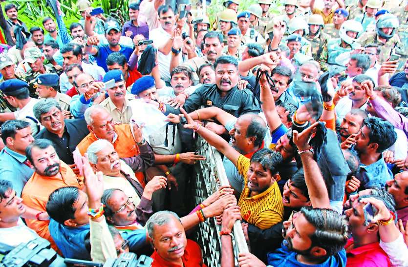 Bharat Bandh Today BJP राष्ट्रीय उपाध्यक्ष प्रभात झा सहित कई दिग्गज नेताओं को दिखाए काले झंडे,फिर सामने आया सबसे बड़ा बयान