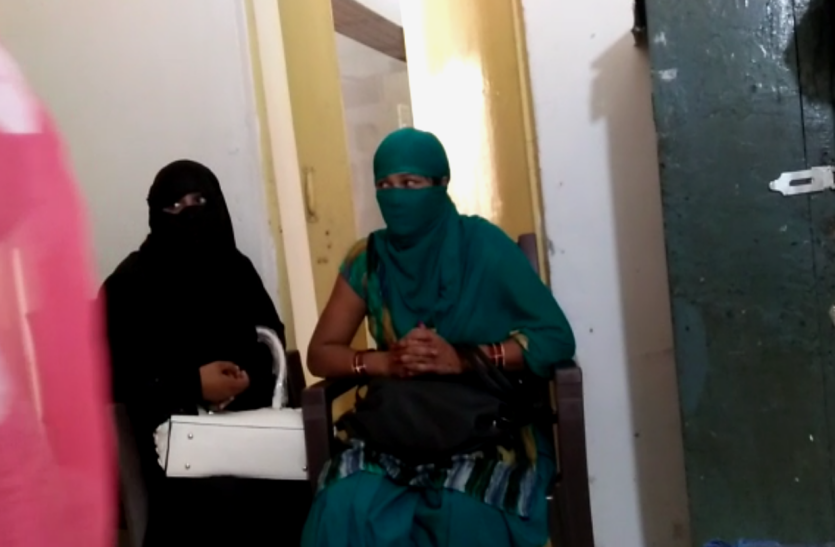 police raid in hotel होटल में पुलिस की पड़ी रेड तो युवक-युवतियों में ऐसे मची भगदड़, देखें वीडियो