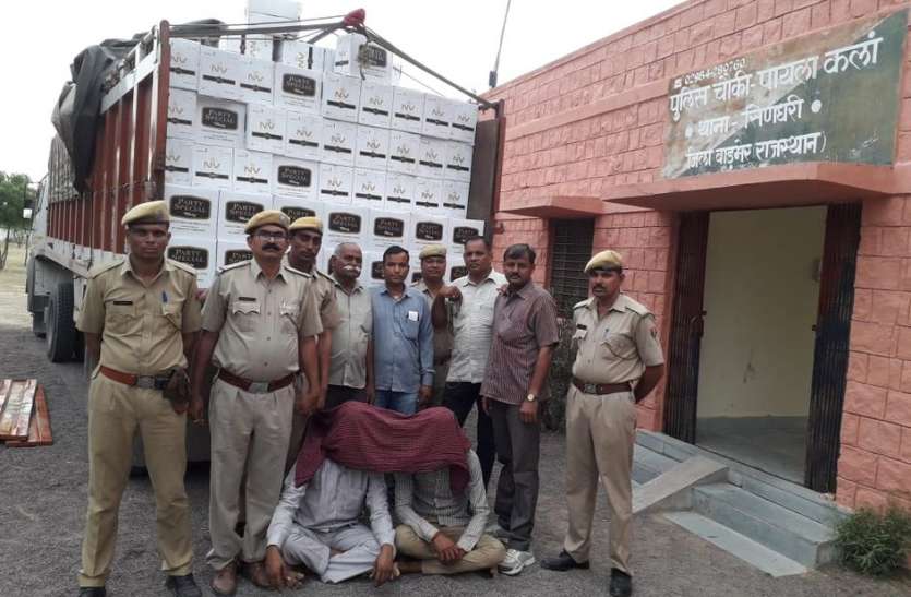 Wheat in the truck, illegal liquor worth Rs 50 lakh found in the search ट्रक में बताया गेहूं, तलाशी में मिली 50 लाख की अवैध शराब