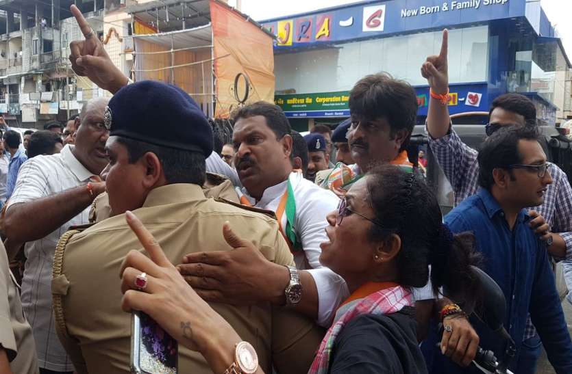 surat photo पुलिस ने दर्जनों कांग्रेस कार्यकर्ताओं को किया गिरफ्तार