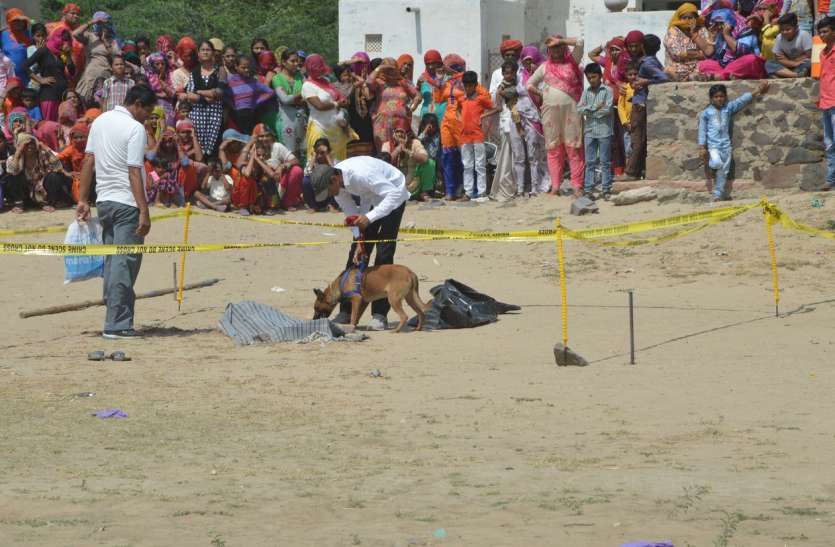 FSL and Dog Squad Team investigated पत्थरों से कुचला मिला मानसिक विक्षिप्त युवक का शव