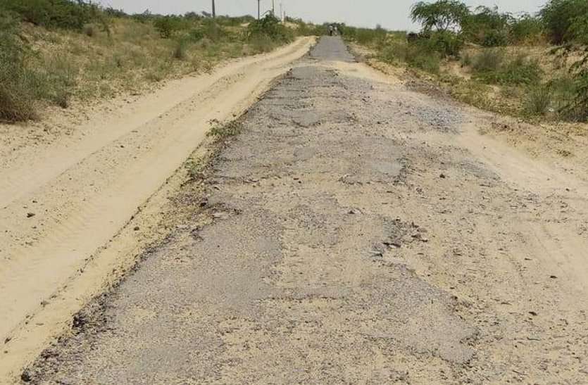 Road repair of twenty years and not renewed उधड़ चुकी है बाखासर से बावरवाला जाने वाली सड़क