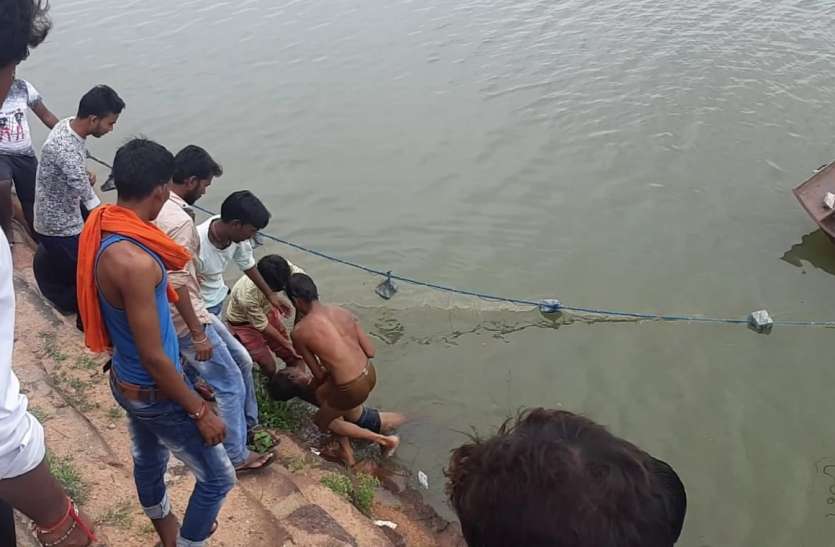 Private school teacher drowning in pond dies due to drowning दोस्तों के साथ तालाब में नहाने गए प्राइवेट स्कूल के शिक्षक की डूबने से मौत
