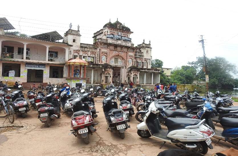 system कॉलेजों में मूलभूत सुविधाएं नहीं, छात्रों को मोबाइल बांटने की तैयारी में मुखिया