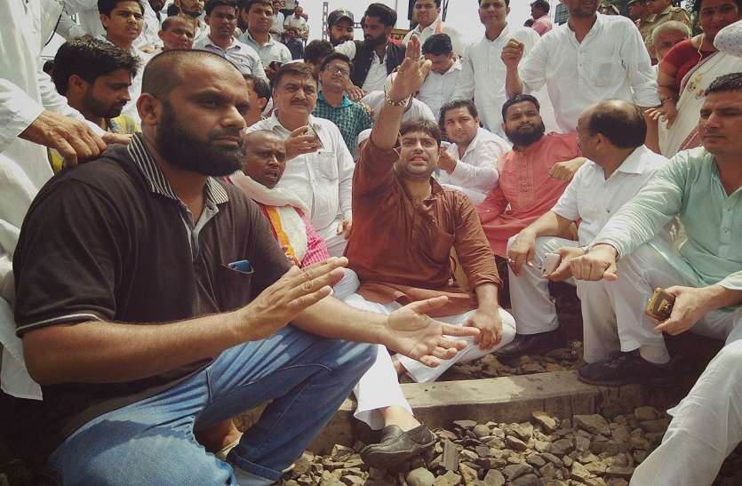 moradabad Bharat band : यूपी के इस शहर में दिखा बंद का व्यापक असर, बाजार के साथ रेल रोक कर कांग्रेसियों ने दिखाई ताकत