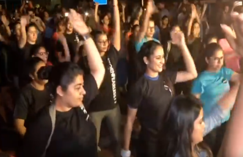 आधी रात को दिल्ली की सड़कों पर लड़कियों ने लगाई दौड़, वजह जानकर चौंक जाएंगे आप आधी रात को दिल्ली की सड़कों पर लड़कियों ने लगाई दौड़, वजह जानकर चौंक जाएंगे आप
