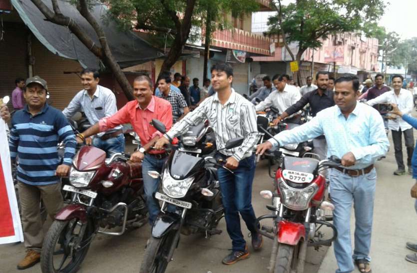 patrika भारत बंद: इधर महंगाई पर बंद, उधर फिर महंगा पेट्रोल-डीजल