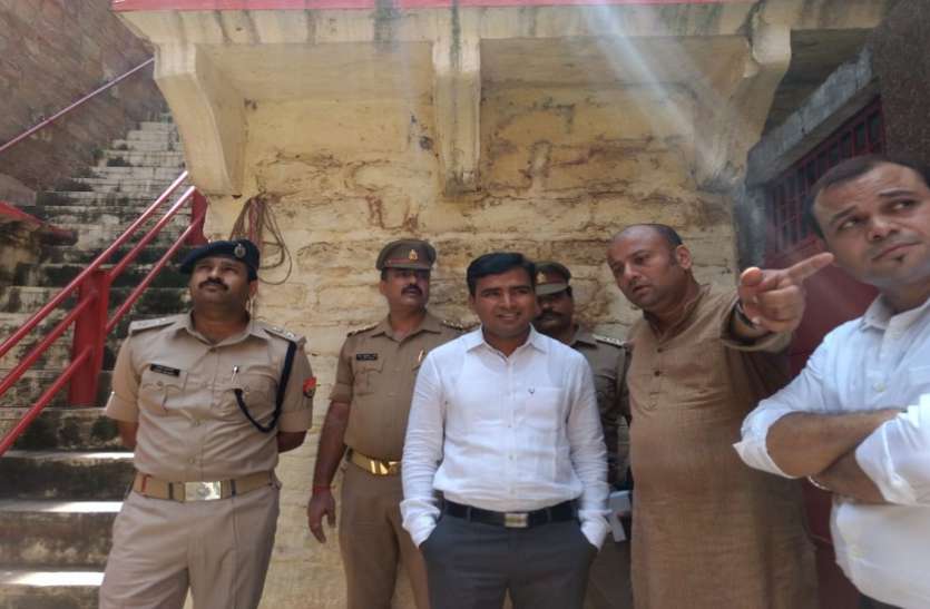 DM Surendra Singh and SSP Anand Kulkarni BREAKING-लोलार्क छठ 15 को डीएम, एसएसपी के साथ बीजेपी विधायक ने किया कुंड का निरीक्षण