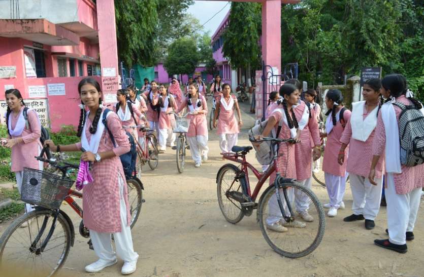 Due to the rules of public teaching प्राचार्य ने लोक शिक्षण के नियमों को रखा ताक पर, मर्जी से कराई त्रैमासिक परीक्षा