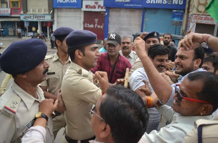 patrika कांग्रेस कार्यकर्ताओं और पुलिसकर्मी में झड़प के बाद किया चक्काजाम