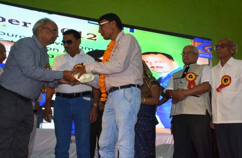patrika news विधायक ने किसे तिलक लगाकर की पुष्प वर्षा, पढें पूरी खबर, देखें वीडियो