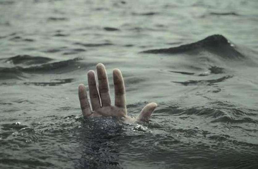 Two stranded in the canal for taking selfies सेल्फी लेने के चक्कर मेंदो युवक केनाल में डूबे