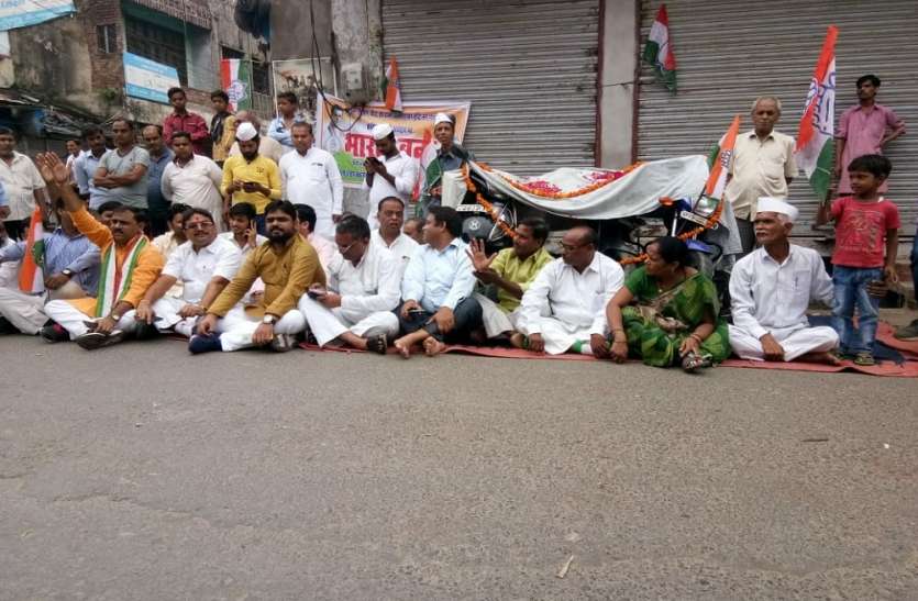 etawah पेट्रोल-डीजल की बढ़ती कीमतों के विरोध मे काग्रेंस ने इटावा मे मोटर साइकिलों का निकाला जनाजा