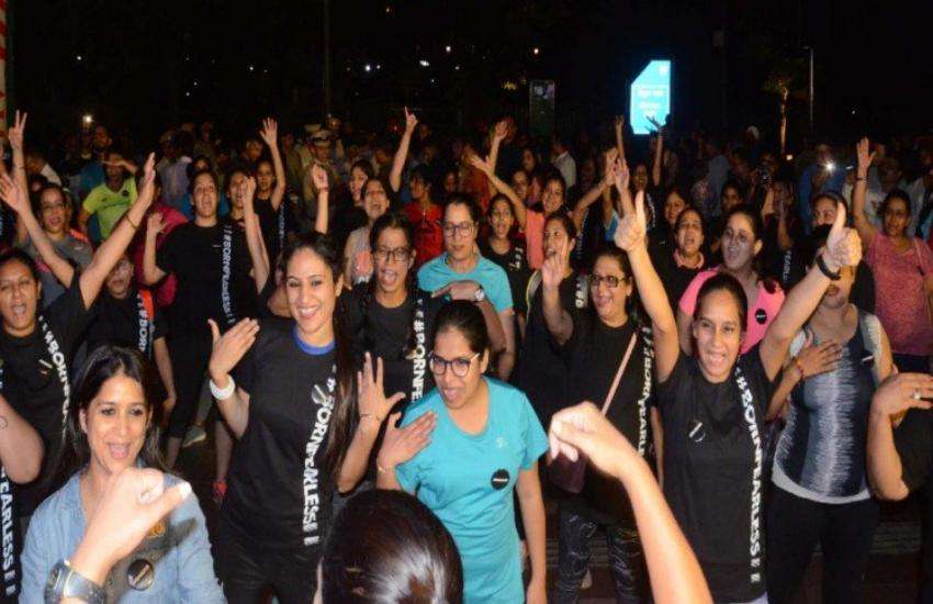 आधी रात को दिल्ली की सड़कों पर लड़कियों ने लगाई दौड़, वजह जानकर चौंक जाएंगे आप आधी रात को दिल्ली की सड़कों पर लड़कियों ने लगाई दौड़, वजह जानकर चौंक जाएंगे आप
