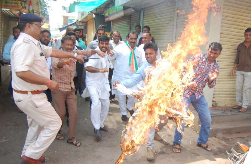 Congress's market closed कांग्रेस के बंद का मिलाजुला असर रहा, घंटाघर चौक पर प्रधानमंत्री का पुतला जलाया