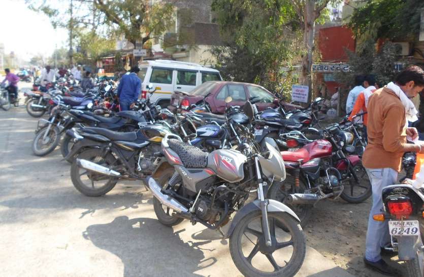 On the road from encroachment jam सड़कों पर वाहनों एवं हाथ ठेलों का जमाबड़ा, पैदल राहगीरों को निकलना हुआ मुश्किल,