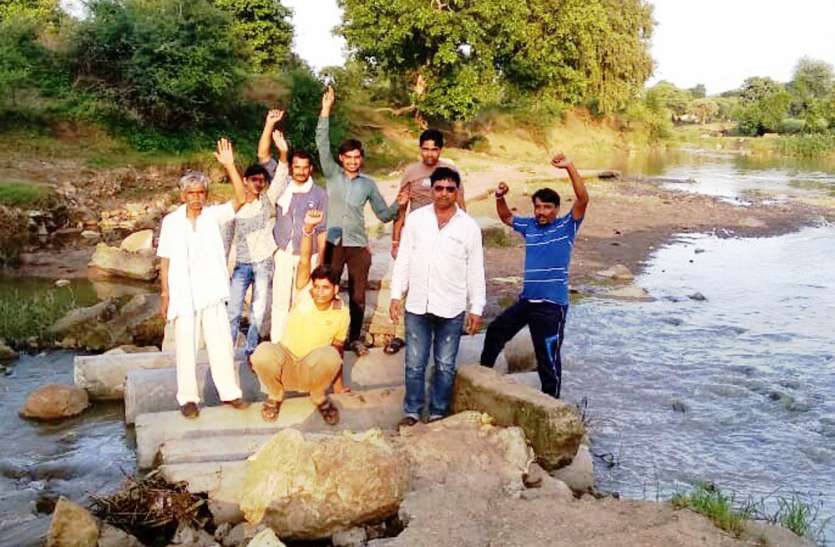 Swamp from Kuhigadhi to Godagao Khurd कुहीग्वाड़ी से गोदागांव खुर्द तक का मार्ग बना दलदल, रपटे का निर्माण नहीं होने से ग्रामीणों में आक्रोश