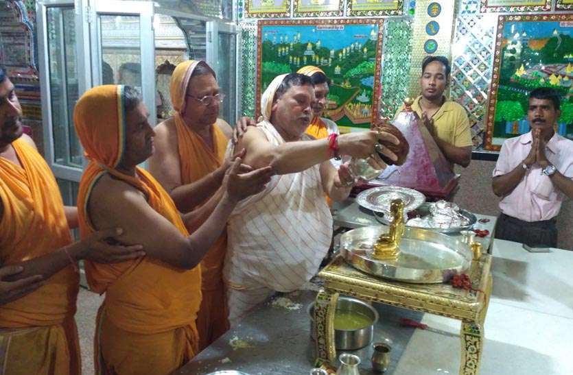 peace-of-god-shantinath भगवान शांतिनाथ की शांतिधारा अष्ट द्रव्य सहित श्रीफल चढ़ाए