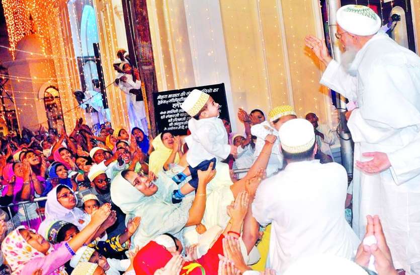 maula 52 साल पहले जिस मस्जिद में पहली वाअज फरमाई, वहीं अब सैयदना बनकर पहुंचे मुफद्दल मौला