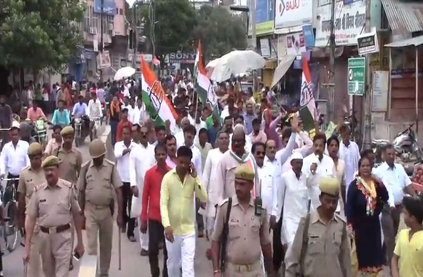 bharat bandh live update in jalaun पुलिस और कांग्रेसियों में हुई झड़प, सपाईयों ने कलेक्ट्रेट गेट पर डाला ताला, हुए गिरफ्तार
