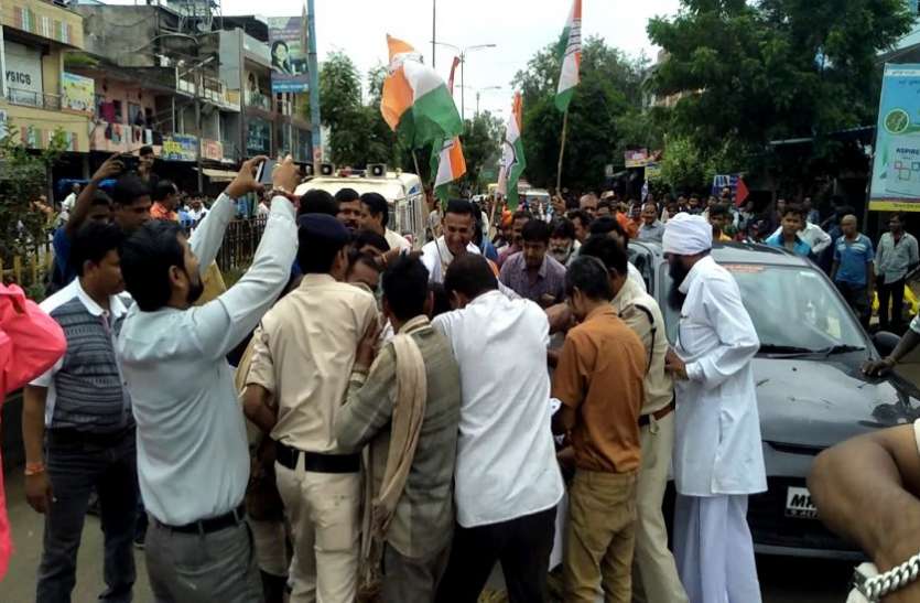 jj पेटलावद में प्रदर्शन के दौरान पुलिस व कार्यकर्ताओं में झड़प