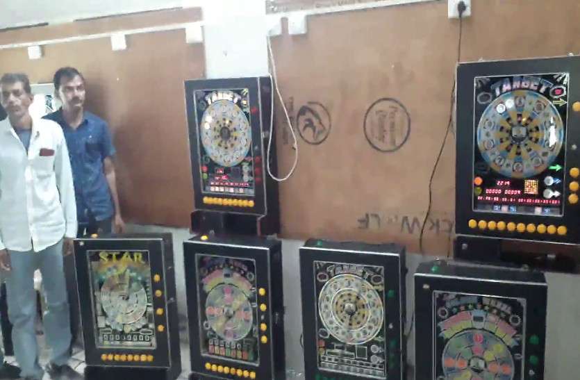 13 people arrested while gambling in Rajsamand राजस्थान पुलिस की बड़ी कार्रवाई, कैसीनो में जुआ खेलते 13 गिरफ्तार, मशीनें और नगद भी बरामद