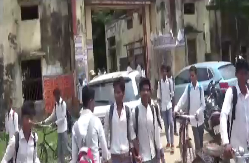 up news लड़की का वीडियो बनाने से रोका तो छात्र ने शिक्षकों पर दर्ज कराया SC-ST का मुकदमा, अब बढ़ा विरोध