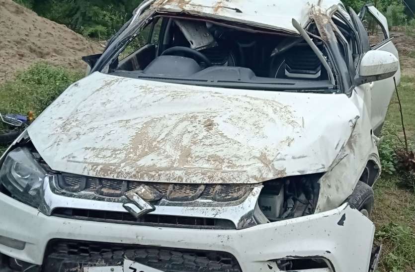 accident कार डिवाइडर से टकराकर पलटी, दो युवकों की मौत