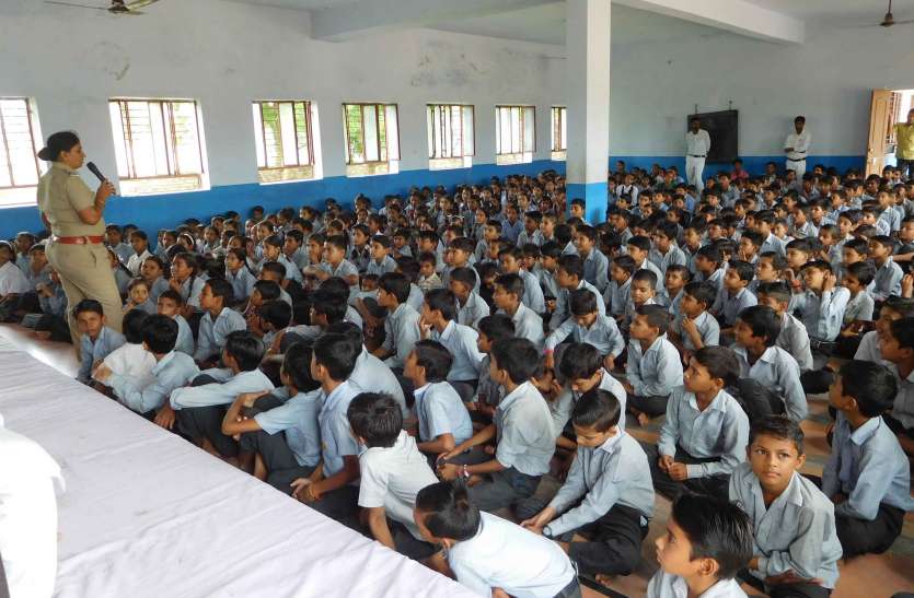 thana-in-charge-teaches-students-lessons-in-kanoon थाना प्रभारी ने विद्यार्थियों को पढ़ाया कानूून का पाठ