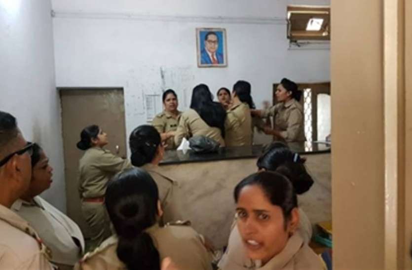 meerut महिला थाने में दो सिपाही इस बात पर आपस में लड़ पड़ीं, जमकर बाल नोचे आैर चले तमाचे, Video