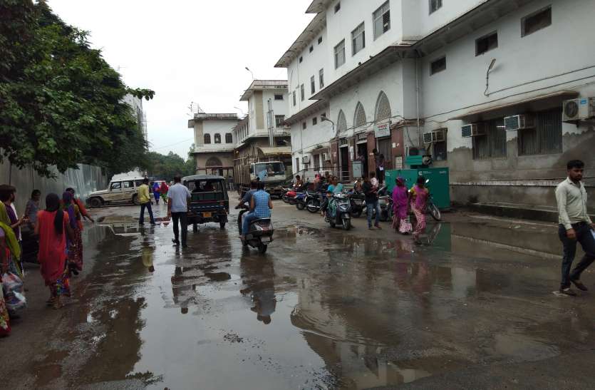mb hospital यहां बदहाल सड़काेें व पार्किंग खामियों से आहत हो रहा मरीज स्वास्थ्य...महाराणा भूपाल चिकित्सालय परिसर में बढ़ी परेशानी..