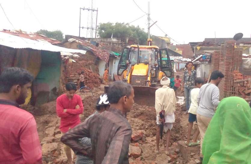 patrika मलबा हटाने पहुंची टीम पर प्रभावित लोगों ने जताया आक्रोश