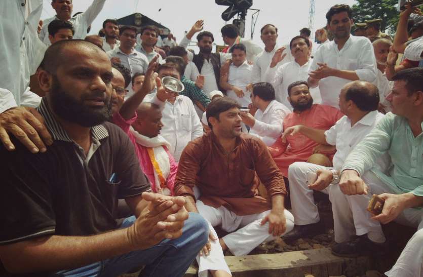 noida वेस्ट यूपी में भारत बंद के दौरान कांग्रेसियों का उपद्रव, मुरादाबाद में रोकी ट्रेन