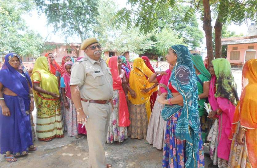 women-protest-against-arrests-in-malpura-again-in-police-station मालपुरा में गिरफ्तारियों को लेकर महिलाओं ने फिर किया थाने में प्रदर्शन, पुलिस पर डराना व धमकाने का आरोप लगाया