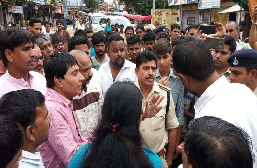 patrika नामली में बंद के दौरान कांगे्रस व पुलिस के बीच विवाद